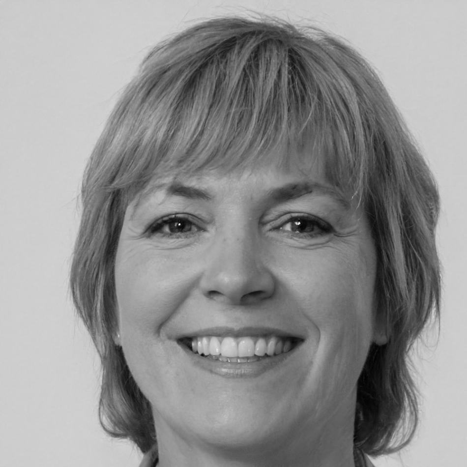 Dozentin Laura Meyerhoff bei der persönlichen Betreuung einer Teilnehmerin